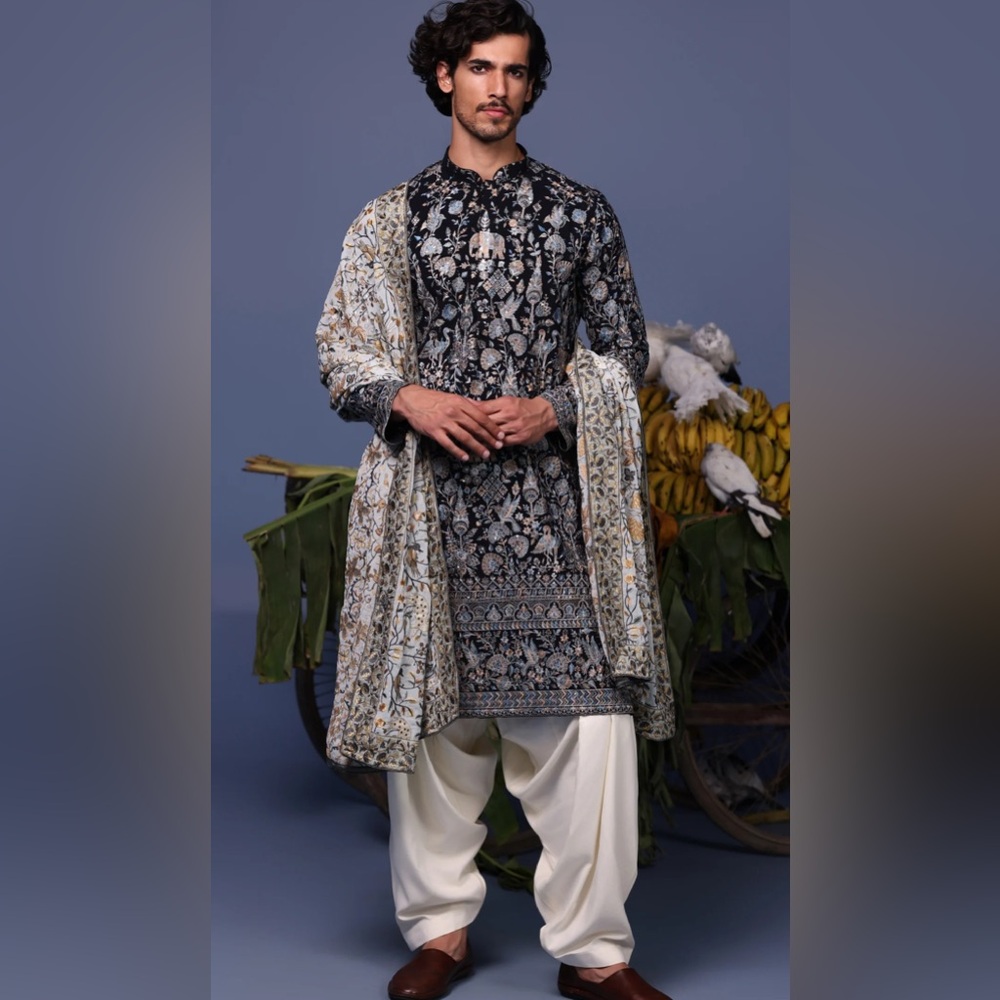 Men‘s Designer Indian Kurta Pajama Set with Patterned Shawl